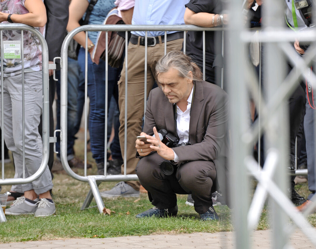 Wen interessiert schon der Quatsch, f�r den alle hinter der Absperrung sind: Tjards W. richtet den Fokus auf die wirklich wichtigen Dinge �