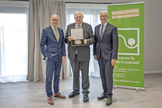 Karl-Josef Laumann (M.), Minister f�r Arbeit, Gesundheit und Soziales des Landes Nordrhein-Westfalen mit VGL-NRW-Pr�sident Josef Mennigmann (r.) und dem stellvertretenden Landtagspr�sidenten Andr� Kuper