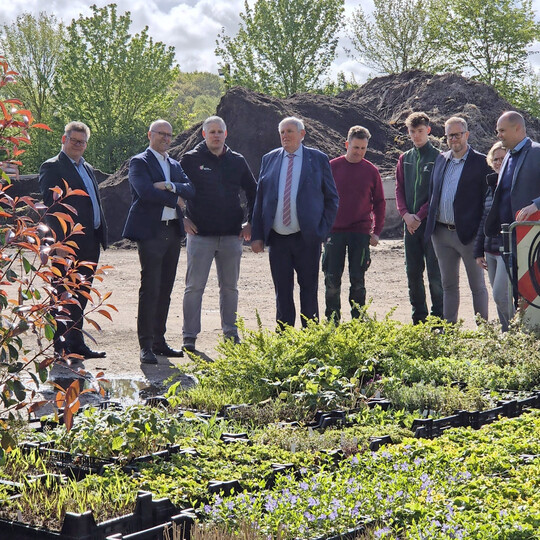 Vertreter des Pr�sidiums des VGL NRW sowie NRW-Arbeitsminister Karl-Josef Laumann kamen zur feierlichen �bergabe des Ausbildungspreises der Landschaftsg�rtner 2025 auf dem Betriebsgel�nde der Gr�tters GmbH in Sonsbeck zusammen.