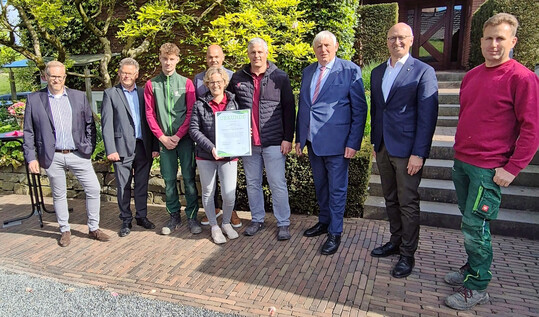 Feierliche �bergabe des Ausbildungspreises (v. l.): Leif Harzer, Frank Linneweber und Christoph Lau (4. v. l., Gesch�ftsf�hrer) vom VGL NRW, Minister Karl-Josef Laumann (3. v. r.) und VGL NRW-Pr�sident Josef Mennigmann (2. v. r.) �berreichen die Urkunde an Wibke und Erik Peters, Gesch�ftsf�hrung Gr�tter GmbH (Mitte).