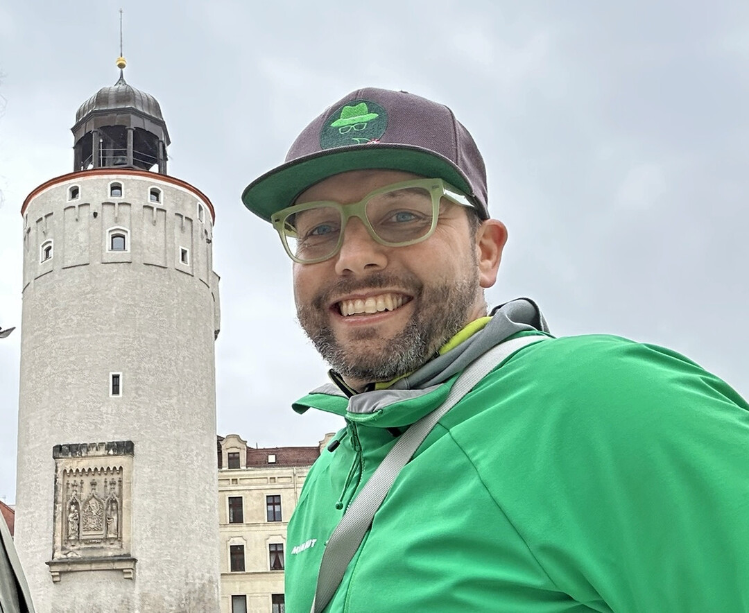 Jan Rohleder liebt seine Stadt.  Mit gr�ner Brille und gr�nen Klamotten hat er sich dort auf den Weg zur Marke gemacht.