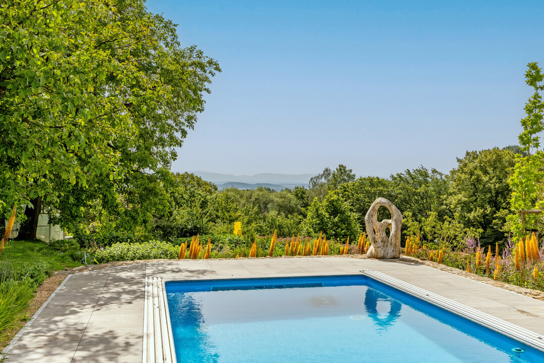 Mit Blick auf den See � f�r einen Unternehmer entstand dieser Privatgarten.