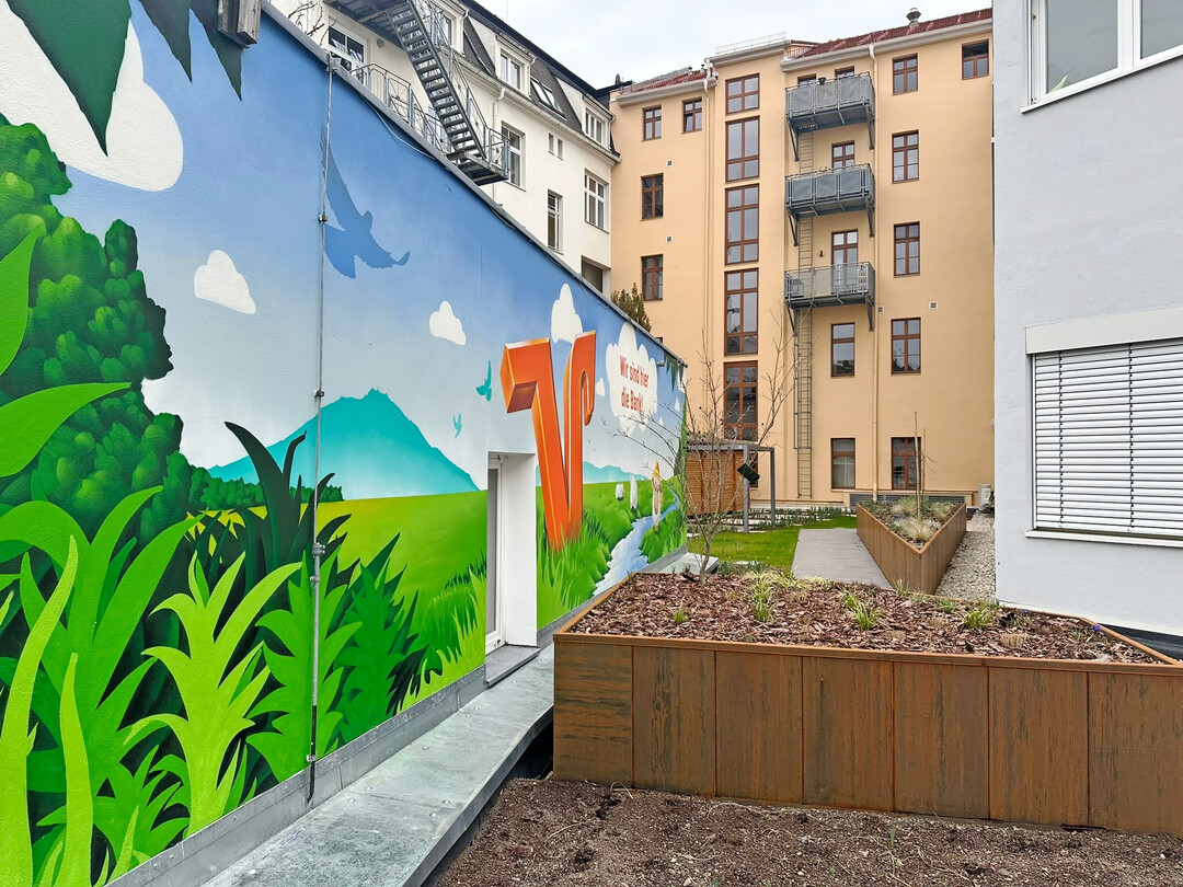 Die Volks- und Raiffeisenbank bekam einen Mitarbeitergarten im Innenhof.