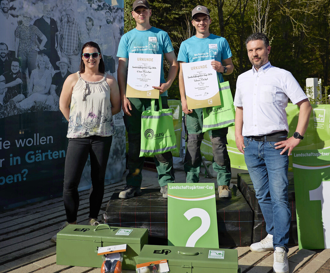 Elias Prescher (Westenfelder Garten- und Landschaftsbau in Eggenstein-Leopoldshafen) und Tobias Nickel (Langner Freianlagen aus Aidlingen) freuten sich �ber den 2. Platz.