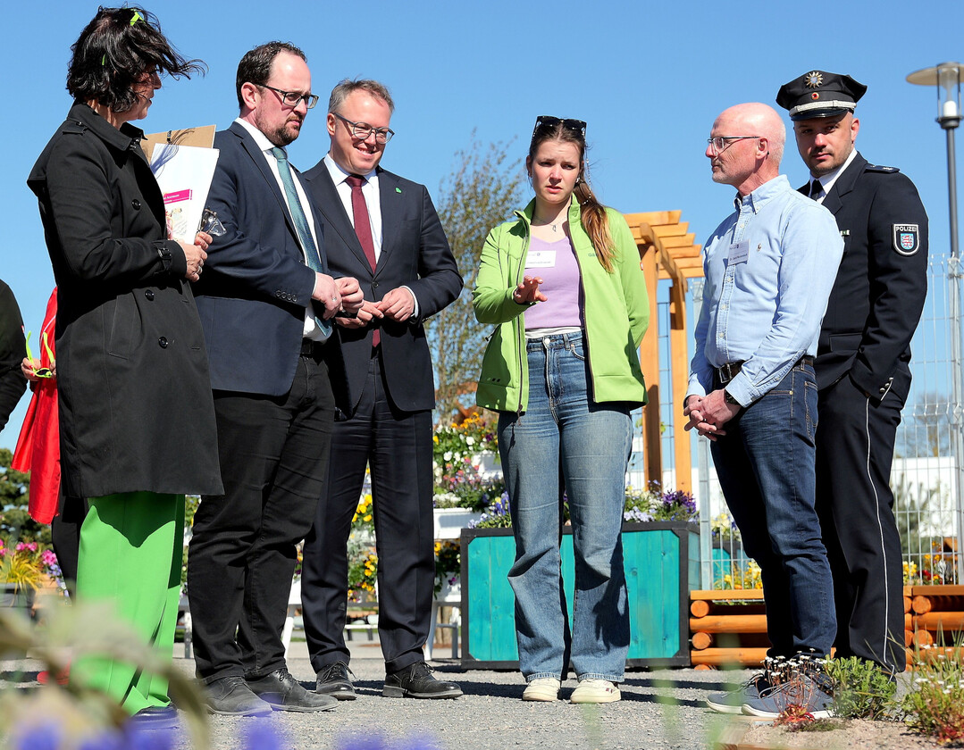 Beim Rundgang Gespr�ch mit Dr. Gerd Reidenbach (2. v. r.) und Josephine Dowidat vom Lehr- und Versuchszentrum Erfurt