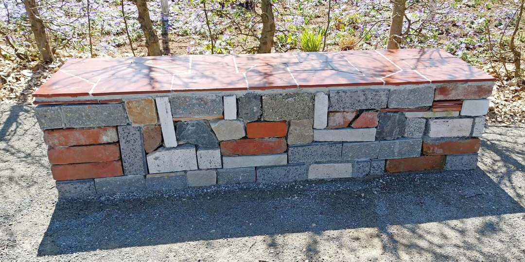 Hier gibt es auch zwei B�nke aus Recycling-Material