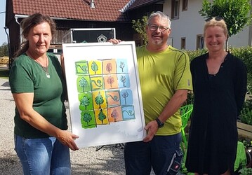 Vorstandsmitglied des VGL-BW Uschi App (rechts) berreichte Sarah Mller-Koch und Enno Koch das Vier-Jahreszeiten-Bild anlsslich ihres 25-jhrigen Firmenjubilums 