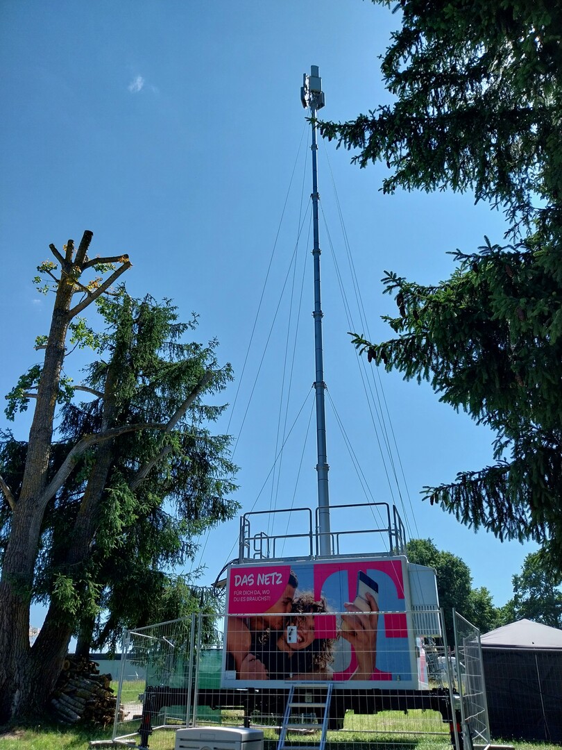 Wir haben Netz - der Mast steht vor der Tr.