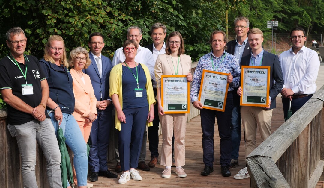 Die VertreterInnen des VGL Niedersachsen-Bremen, der Politik und der Hochschule Osnabrck sowie die ausgezeichneten PreistrgerInnen auf dem VGL-Sommerfest (v. l. n. r.): Dr. Reinhard Schrader, Ursula Hobbie, Franziska Schwarz, Falko Mohrs, Frank Bttcher, Ren Kopka, Sophie Nitzschke, Prof. Dr. Jrgen Bouillon nahm den Preis stellvertretend fr Edith Sadler entgegen, Harald Kusserow, Julius Beike, Sebastian Penno