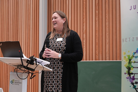 Prof. Dr. Mirjam Hey, Vizepräsidentin Lehre, begrüßt die Stipendiatinnen und Stipendiaten und ihre Förderer