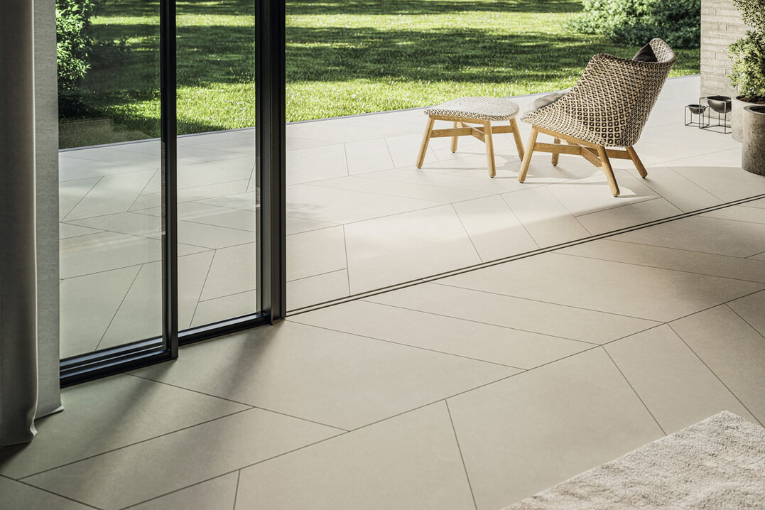 Flie�ender �bergang: Die Designfliese GDM.AWA tile eignet sich f�r innen und au�en und verbindetWohnraum und Terrasse