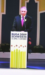 Heinz Herker, Präsident des Zentralverbandes Gartenbau (ZVG), lud in seinem Grußwort auf der Eröffnungsveranstaltung am 23. April dazu ein, die schöne Stadt Schwerin mit ihrer beeindruckenden Umgebung zur Bundesgartenschau zu besuchen. Er unterstrich, dass die BUGA etwas Nachhaltiges für die Scheriner Bevölkerung geschaffen hat.