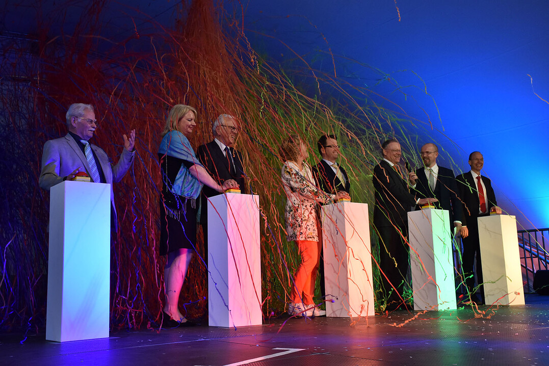 Bei der Eröffnungsfeier (v.l.): Siegfried Dann, Ursula Stecker, Hans-Gert Pöttering, Annette Niermann, Matthias Partetzke, Stephan Weil, Moderator Georg Poetzsch und Michael Lübbersmann.