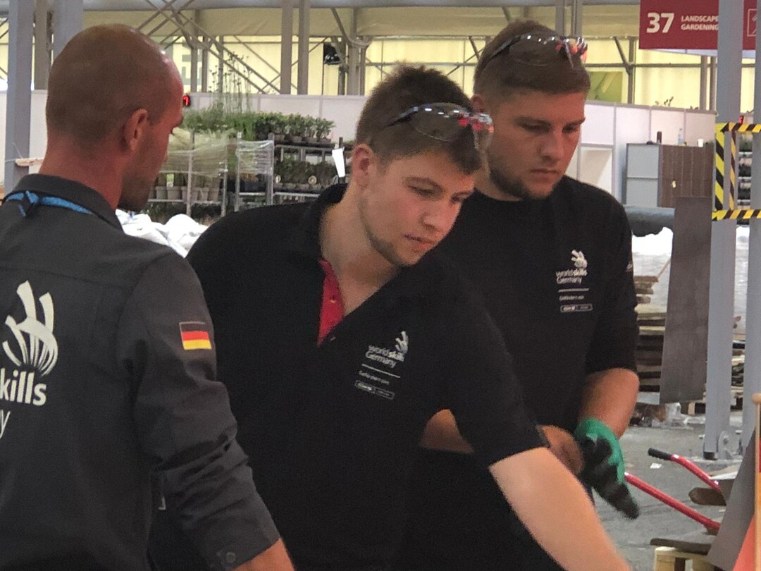 Unser Landschaftsgrtner-Team Julian Maier (M.) und Niklas Stadlmayr