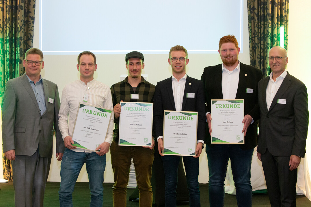 Die prfungsbesten LandschaftsgrtnerInnen, MeisterInnen und AgrarbetriebswirtInnen des Jahres 2023 zusammen mit VGL NRW-Prsident Josef Mennigmann (r.) und Vizeprsident Frank Linneweber (l.).