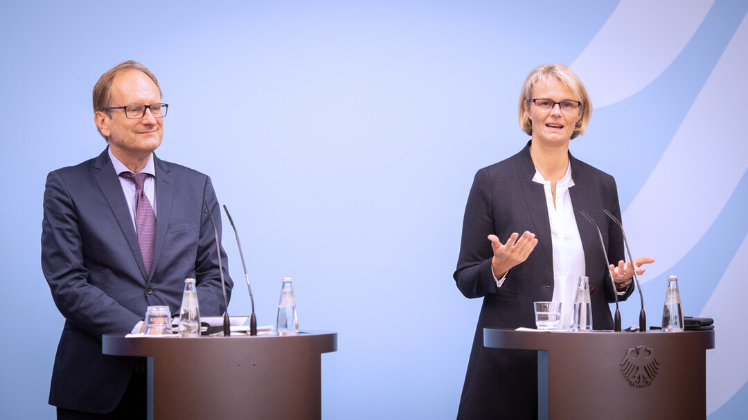 "Wir entwickeln das AFBG zu einem passgenauen Frderangebot fr alle drei Fortbildungsstufen, die wir im Berufsbildungsgesetz einfhren", sagt Ministerin Karliczek (r.).
