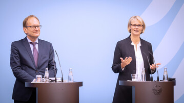 "Wir entwickeln das AFBG zu einem passgenauen Frderangebot fr alle drei Fortbildungsstufen, die wir im Berufsbildungsgesetz einfhren", sagt Ministerin Karliczek (r.).