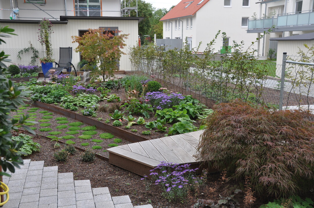 Der frisch bepflanzte Garten 