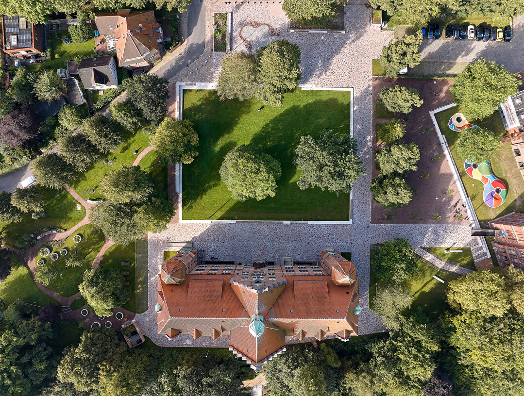 Die Flensburger Landschaftsgrten sind eine bedeutende, historische Parkanlage, die mit dem Alten Friedhof, dem Museumsberg und der Altstadt zu einem Gesamtensemble verbunden wurde und bei dem die Topografie als verbindendes Element dient. Im Rahmen einer Brgerbeteiligung, die in Zusammen-arbeit mit der Stadt organisiert wurde, konnten die Brger am Planungsprozess
mitwirken.

Auftraggeber: 
Bezirksamt Altona, Fachamt Management des ffentlichen Raumes, Abteilung Stadtgrn

Partner:
Hans-Hermann Krafft

Gre: 100.645 m

Planungszeitraum: 2019-2022
Ausfhrungszeitraum: 2021-2023

Leistungsphasen: 2-3
Baukosten netto: 7.700.000 