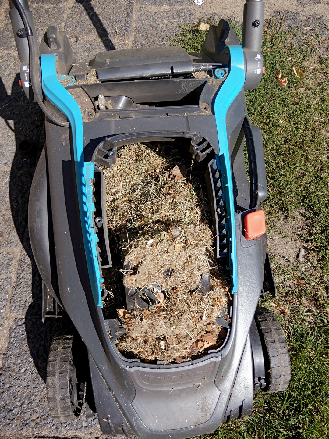 So viel Gras ist verheerend für den Motor und birgt Brandgefahr.