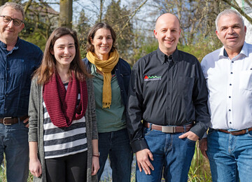 Joachim Becker (
<a href="https://www.google.com/url?sa=i&url=http%3A%2F%2Fwww.becker-landschaftsgestaltung.de%2F&psig=AOvVaw3OONZmJYdOKoYyLuNZSyHY&ust=1713592682531000&source=images&cd=vfe&opi=89978449&ved=0CBIQjhxqFwoTCIjF2avMzYUDFQAAAAAdAAAAABAE" target="_blank" >Becker </a>
<a href="https://www.google.com/url?sa=i&url=http%3A%2F%2Fwww.becker-landschaftsgestaltung.de%2F&psig=AOvVaw3OONZmJYdOKoYyLuNZSyHY&ust=1713592682531000&source=images&cd=vfe&opi=89978449&ved=0CBIQjhxqFwoTCIjF2avMzYUDFQAAAAAdAAAAABAE" target="_blank" >Galabau</a>
), Theresa Kohlru (LVG), Ellen Becker, Sven Hcker (LVG) und Achim Off (
<a href="https://www.google.com/url?sa=t&source=web&rct=j&opi=89978449&url=https://de.linkedin.com/in/achim-off-b4b663a7&ved=2ahUKEwifwozwy82FAxU697sIHQYVCc0QFnoECAYQAQ&usg=AOvVaw2nUBeKlo9xi07DfwLVKcmn" target="_blank" >GarLa Gruppe</a>
) wollen den jungen Studiengang voranbringen.