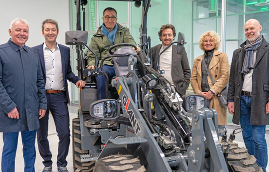 V. l. VGL-Geschftsfhrer Reiner Bierig, DEULA-Chef Marco Riley, Bundeslandwirtschaftsminister Cem zdemir, VGL-Vorstandsvorsitzender Martin Joos, Stellvertreterin Uschi App, Dr. Pascal Bader, Oberbrgermeister Kirchheim/Teck. Ein Highlight des Rundgangs war der Motorsgenkurs, auf welchem die Teilnehmer das Fllen eines Baums bten.