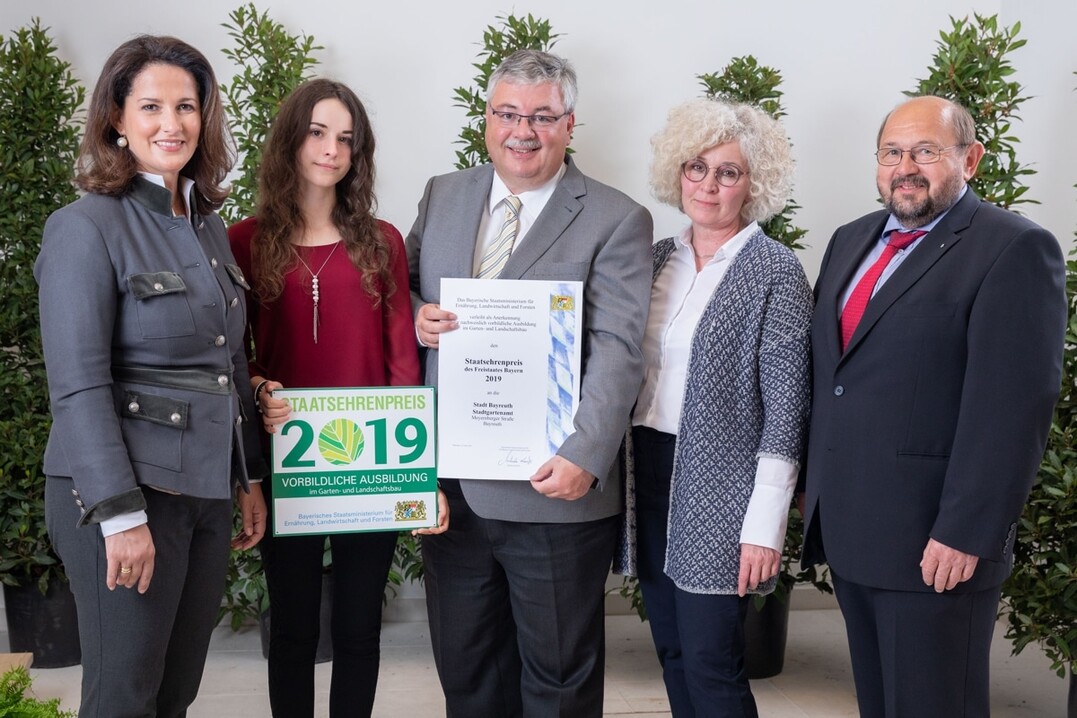 V. l.: Landwirtschaftsministerin Michaela Kaniber, Auszubildende Arielle Essmann, Stadtgartenamtsleiter Robert Pfeifer, Stadtbaureferentin Urte Kelm und Gerhard Zäh, Präsident des Verbands Garten-, Landschafts- und Sportplatzbau Bayern
