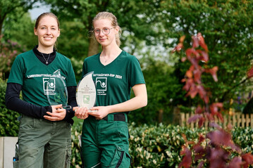 Die Siegerinnen des Landschaftsgrtner-Cups 2024: Hanna Kanzelmeier (links) von Garten- und Landschaftsbau Kreye GmbH & Co. KG (Ganderkesee) und Klara Thle von GartenWerk Dukat GmbH & Co. KG (Belm) fahren im September zum Bundesentscheid auf der GaLaBau-Messe in Nrnberg.