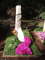 Christof Hilligardt, Pforzheim, bekam für dieses Grab im Bereich „Der gemeinsame Weg“ den Ehrenpreis des Landesverbandes Gartenbau Thüringen. Euonymus bildet den Bodendecker, Acer steht im Rahmen, intensiv gefärbte Cyclamen sorgen im vorderen Bereich des Wechselbeetes für Farbe, im hinteren Bereich wird die Mischung bunter
