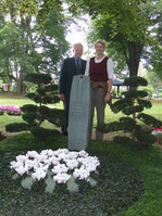 Ehrenpreis der Landrätin des Landkreises Greiz für Konrad Herz, Gelsenkirchen (hier mit Tochter Maria Hoffmann-Herz am zweistelligen Wahlgrab). Bodendecker sind Efeu und Buchsbaum, im Rahmen stehen zwei Buchs-Formschnittgehölze, das herbstliche Wechselbeet teilen sich weiße Mini-Cyclamen und Calocephalus