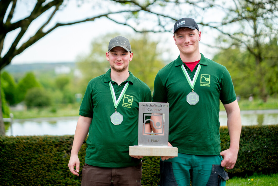 Lukas Btzler und Luca Burghof mit dem Wanderpokal des Landschaftsgrtner-Cups NRW. 