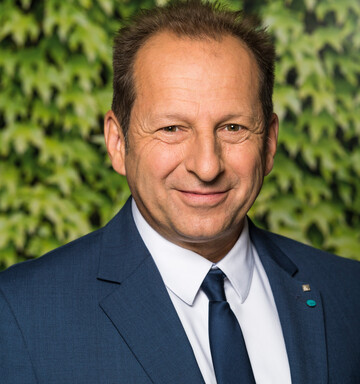 BGL-Prsident Thomas Banzhaf: Klimaanpassung durch grn-blaue Infrastruktur fr die zukunftsfhige Schwammstadt ist kein Luxus, sondern lebensnotwendig! Das ist eine strategische Jahrhundertaufgabe, bei der auch in Zeiten knapper Kassen klar Kurs gehalten werden muss. (Foto: Rottenkolber/BGL)