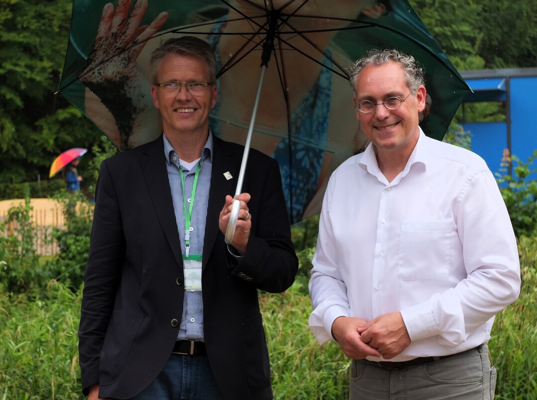 Sommerfest des VGL Niedersachsen-Bremen: (links) Harald Kusserow, Prsident des VGL Niedersachsen-Bremen mit (rechts) Frank Bttcher, Wetter- und Klima-Experte