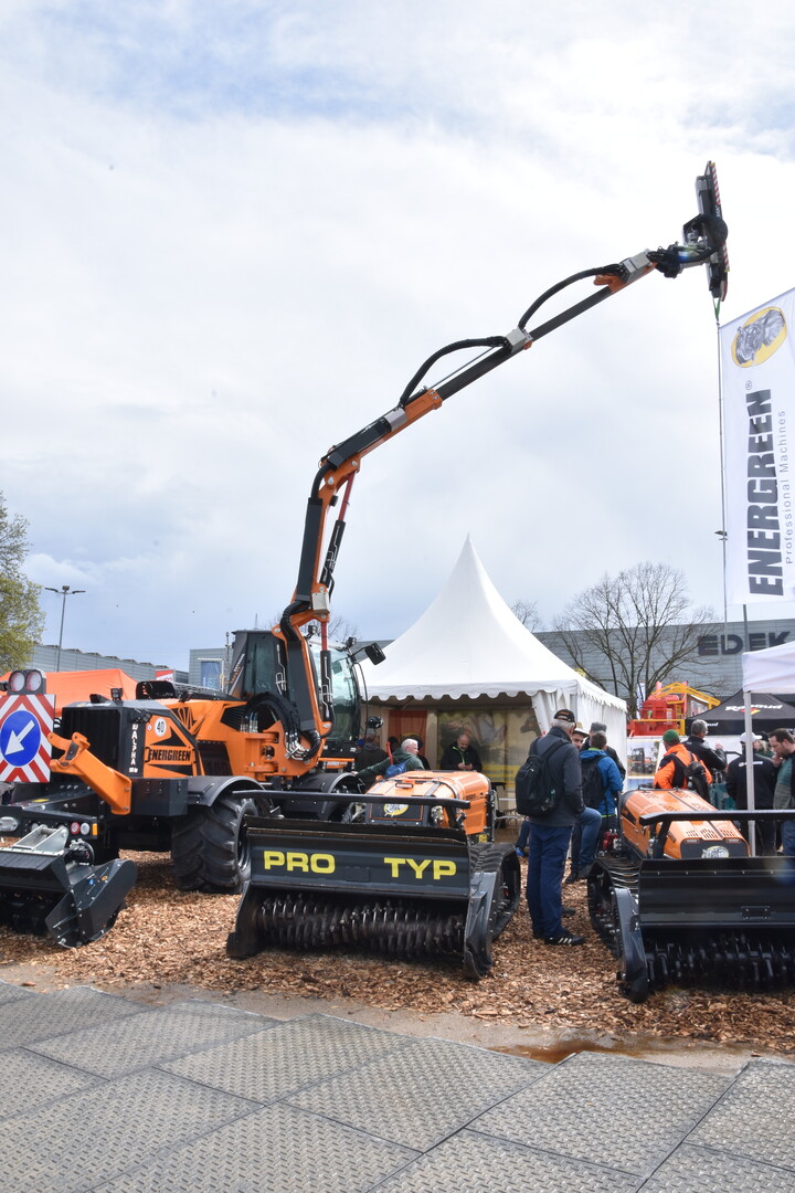Zwei neue Gertetrger waren auf dem Messestand von Energreen zu sehen: der ILF ALPHA mit drehbarer Kabine (links) und die Forstraupe Robo Plus.