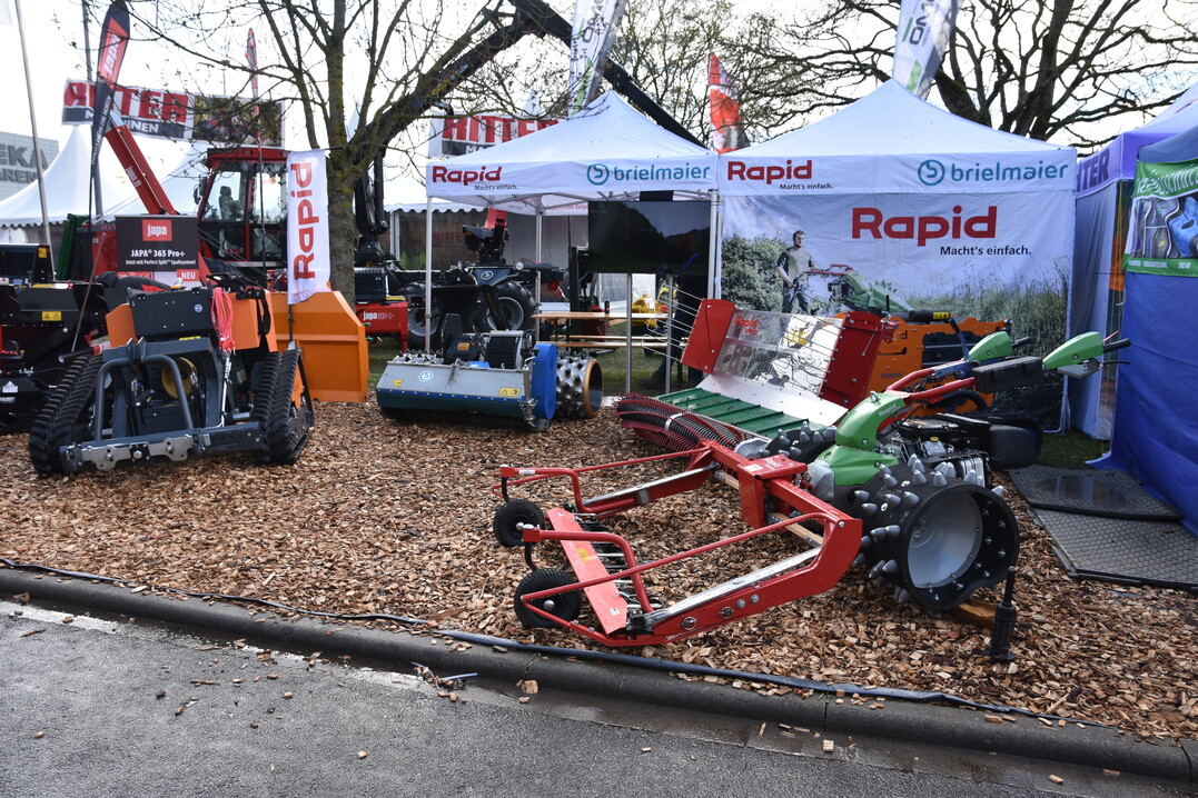 Die ganze Gertetrger-Vielfalt auf Einachs-Fahrwerk und Raupenlaufwerken brachte Rapid Technik auf seinen Messestand nach Offenburg.