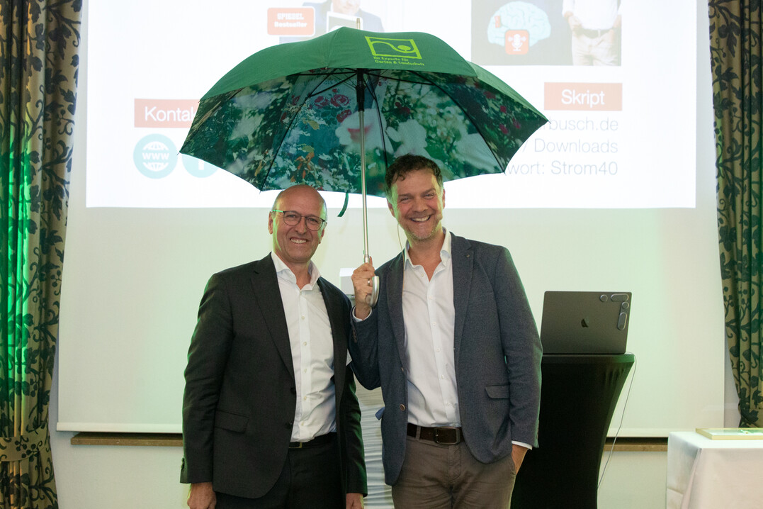Josef Mennigmann berreichte dem Vortragsredner Prof. Dr. Volker Busch zum Dank einen Regenschirm als Geschenk des Verbandes.