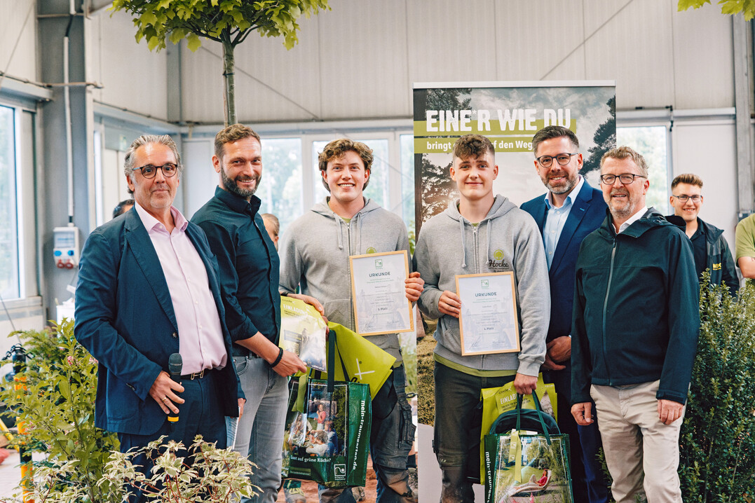 Nelson Debus und Colin Frick von Hocke GaLaBau aus Klingelbach sicherten sich den ersten Platz (hier mit Michael Gesellchen (l.), Lars Wieland (2.v.l.), Philipp Fernis (2.v.r.), Carl-Bernhard von Heusinger (r.).