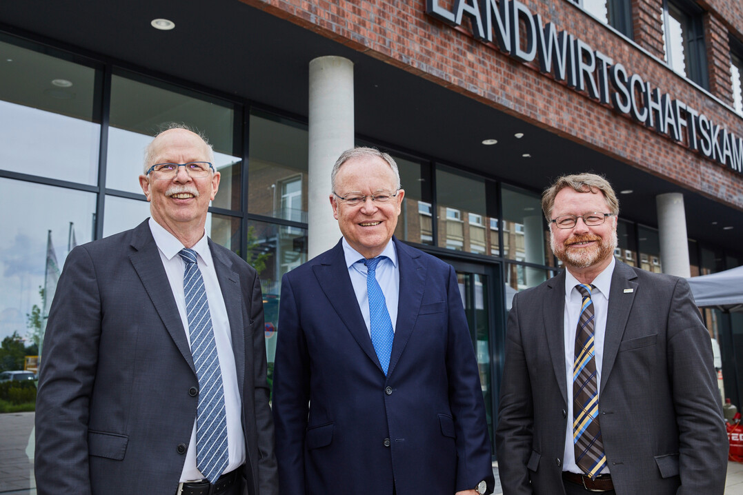 Niedersachsens Ministerprsident Stephan Weil (M.) gratulierte Kammerprsident Gerhard Schwetje (l.) und Kammerdirektor Dr. Bernd von Garmissen zum 125-jhrigen Bestehen der Einrichtung.