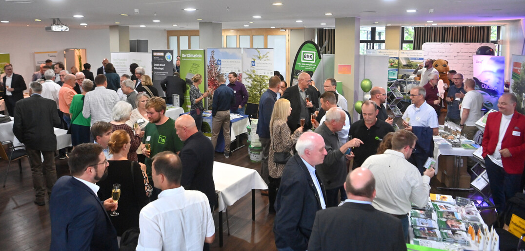 Viele der Frdermitglieder prsentieren sich auf der 60-Jahrfeier des FGL in Kassel.