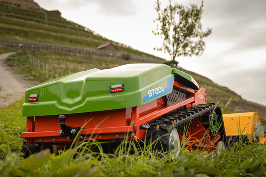 agria 9700e mit Raupenfahrwerk und Funkfernsteuerung