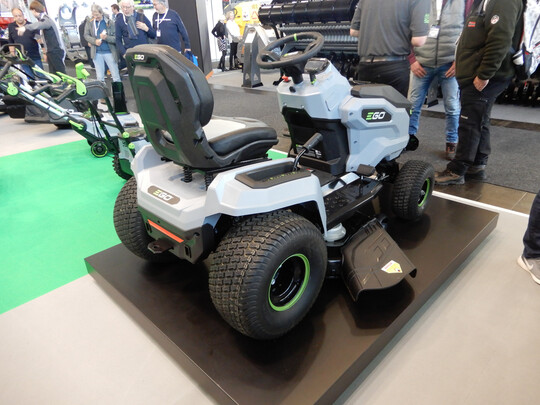Der neue EGO TR4200E Seitauswurftraktor