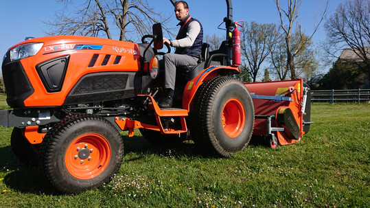 Flüsterleise und abgasfrei: der vollelektrische Kompaktschlepper Kubota LXe-261 bei der Grünflächenpflege mit einem Peruzzo-Mähwerk.
