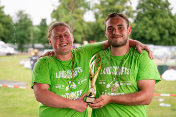 Die Hallenser Robert Wunderlich und Paul Neumann freuten sich ber den Cup-Erfolg in Magdeburg.