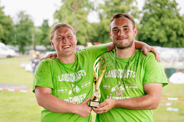 Die Hallenser Robert Wunderlich und Paul Neumann freuten sich ber den Cup-Erfolg in Magdeburg.