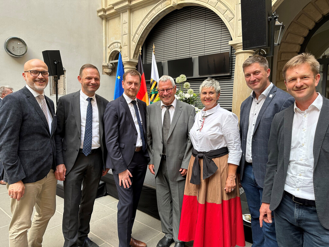 Von links nach rechts: Tobias Muschalek (Gartenbauverband Mitteldeutschland Geschftsfhrer), Frank Lehmann (Gartenbauverband Mitteldeutschland Vorstand), Michael Kretschmer (Ministerprsident), Jochen Heinz mit Frau Annegret Petasch, Axel Keul (VGLS Geschftsfhrer), Torsten Gpfert (VGLS Vizeprsident)