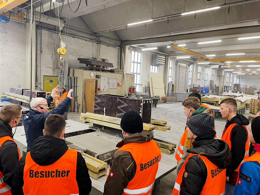 Die Auszubildenden lernen bei Rinn viel ber die Herstellung von Betonsteinen.