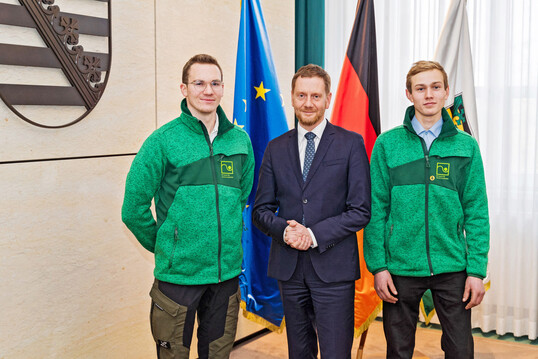 Wenn die deutschen Meister Anton Schimek (l.) und Theo Kleinstäuber (r.) vom sächsischen Ministerpräsidenten Michael Kretschmer eingeladen werden, ist das Ansporn für die Teilnehmer des nächsten Landschaftsgärtner Cups.