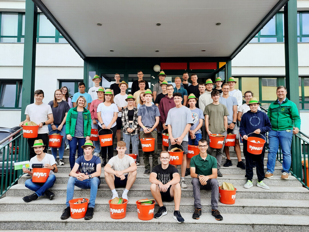 Guter Start fr GaLaBau-Azubis mit dem Willkommenspaket des VGL Sachsen, hier berreicht von Linda Wahner, Referentin fr Nachwuchswerbung und Geschftsfhrer Axel Keul.