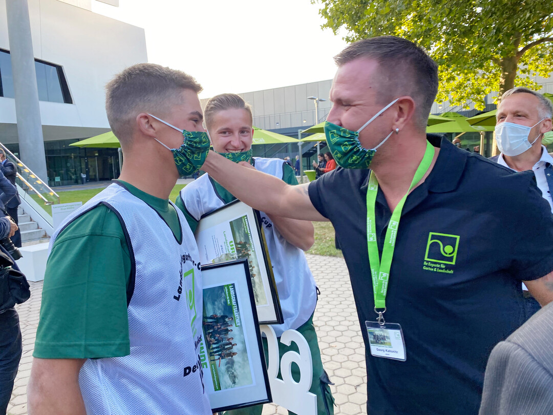 Im Corona-Jahr 2020 jubelte Sachsen zum ersten Mal ber den Meistertitel: Erik Stanke und Phil-Elias Kornmacher mit Betreuer Georg Kahsnitz (r.).