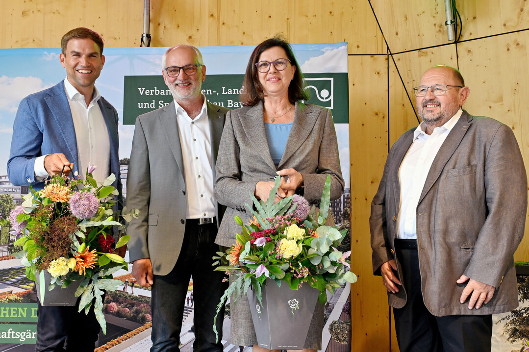 v.l.: Maximilian Bltl, MdL, Dietmar Lindner, Prsident des VGL Bayern, Landtagsprsidentin Ilse Aigner sowie Gerhard Zh, ehemaliger Prsident des VGL Bayern, auf der Jubilumsfeier der Landschaftsgrtnerinnen und -grtner in Kirchheim bei Mnchen.